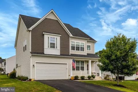 35820 Peninsula Ct, Round Hill, VA 20141
