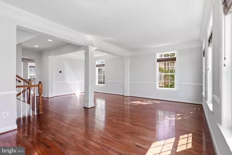 Living - 24958 Ashgarten Dr, Chantilly, VA 20152 photo 4 of 13