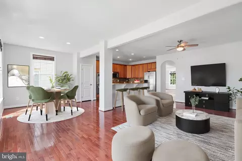 Living - 24958 Ashgarten Dr, Chantilly, VA 20152 photo 5 of 13