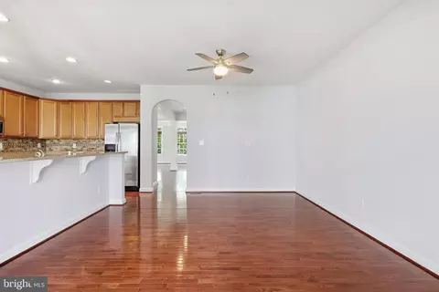 Living - 24958 Ashgarten Dr, Chantilly, VA 20152 photo 9 of 13