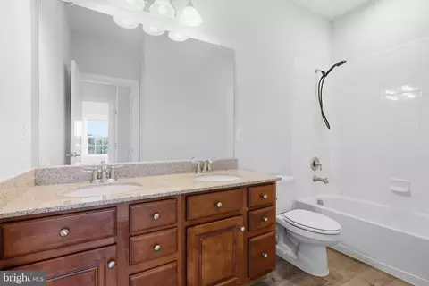 Entry Way - 24958 Ashgarten Dr, Chantilly, VA 20152 photo 2 of 4
