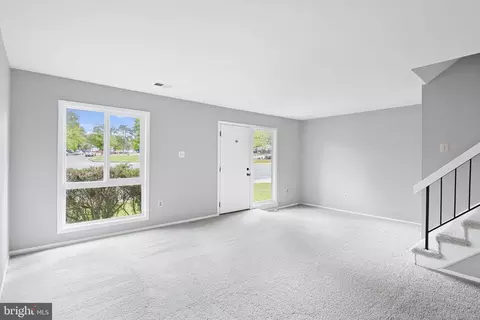 Living - 35 Monarch Dr, Sterling, VA 20164 photo 2 of 6