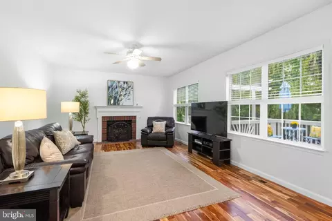 Living - 43848 Glenhazel Dr, Ashburn, VA 20147 photo 4 of 4