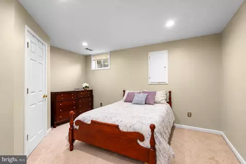 Bedroom - 43848 Glenhazel Dr, Ashburn, VA 20147 photo 7 of 7
