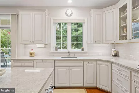 Kitchen - 20523 Crescent Pointe Pl, Ashburn, VA 20147 photo 5 of 6