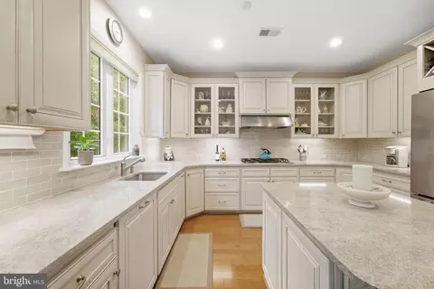 Kitchen - 20523 Crescent Pointe Pl, Ashburn, VA 20147 photo 4 of 6
