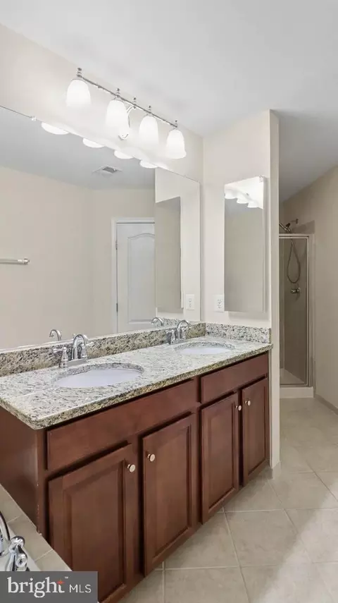 Bath - 42371 Trellis Sq, Brambleton, VA 20148 photo 1 of 4