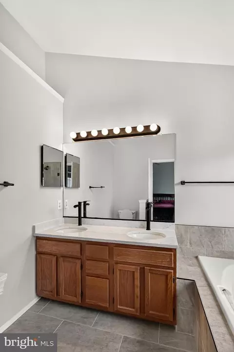 Bath - 47582 Comer Sq, Sterling, VA 20165 photo 4 of 6
