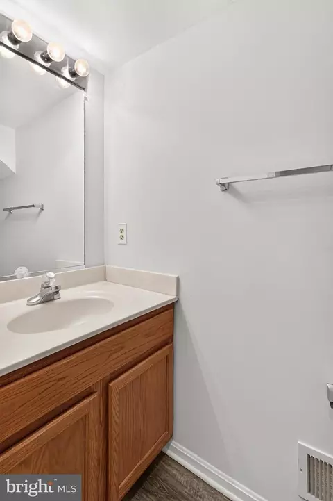 Bath - 47582 Comer Sq, Sterling, VA 20165 photo 6 of 6
