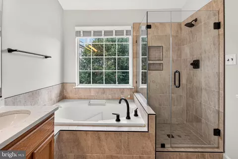 Bath - 47582 Comer Sq, Sterling, VA 20165 photo 2 of 6