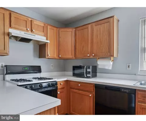 Kitchen - 46049 Marble Ter, Sterling, VA 20166 photo 6 of 9