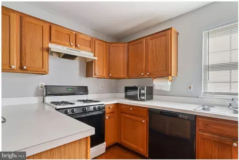 Kitchen - 46049 Marble Ter, Sterling, VA 20166 photo 9 of 9