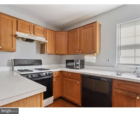 Kitchen - 46049 Marble Ter, Sterling, VA 20166 photo 7 of 9