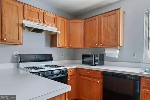Kitchen - 46049 Marble Ter, Sterling, VA 20166 photo 3 of 9