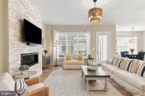 Living - 42724 Cushing Ter, Ashburn, VA 20148 photo 2 of 3