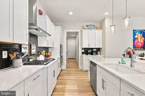 Kitchen - 42724 Cushing Ter, Ashburn, VA 20148 photo 4 of 7