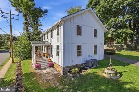 Exterior - 36 Main St, Round Hill, VA 20141 photo 2 of 5