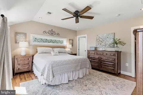 Bedroom - 36 Main St, Round Hill, VA 20141 photo 2 of 4