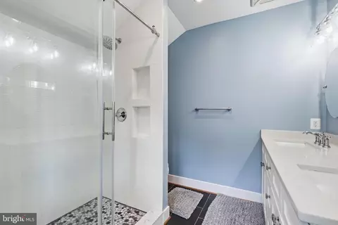 Bath - 36 Main St, Round Hill, VA 20141 photo 2 of 4