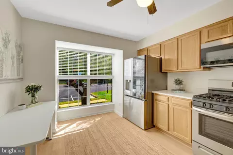 Kitchen - 43309 Parlor Sq, Ashburn, VA 20147 photo 2 of 3