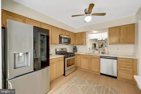 Kitchen - 43309 Parlor Sq, Ashburn, VA 20147 photo 3 of 3