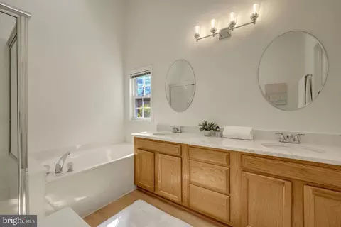 Bath - 43309 Parlor Sq, Ashburn, VA 20147 photo 1 of 3