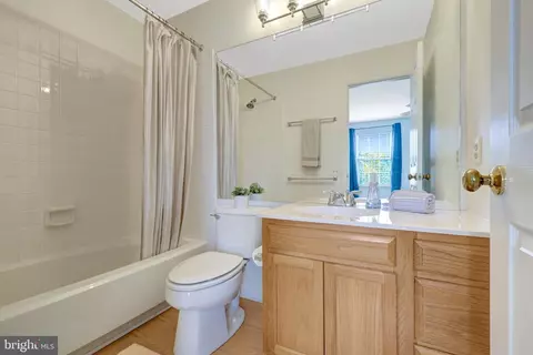 Bath - 43309 Parlor Sq, Ashburn, VA 20147 photo 2 of 3