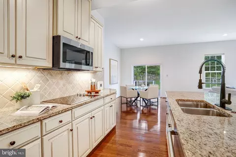 Kitchen - 26798 Barnsley Pl, Chantilly, VA 20152 photo 6 of 7