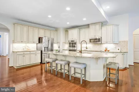 Kitchen - 26798 Barnsley Pl, Chantilly, VA 20152 photo 3 of 7