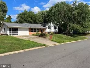 902 W Poplar Rd, Sterling, VA 20164