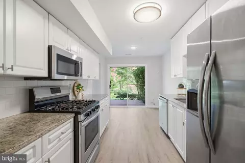 Kitchen - 43414 Edgecliff Ter, Ashburn, VA 20147 photo 1 of 1