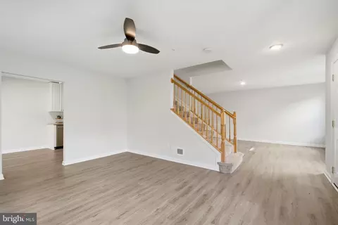 Living - 43414 Edgecliff Ter, Ashburn, VA 20147 photo 2 of 3