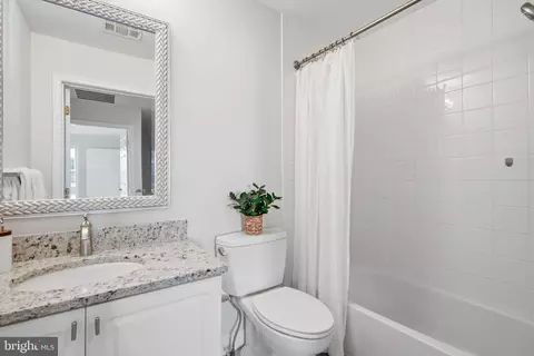 Bath - 43414 Edgecliff Ter, Ashburn, VA 20147 photo 2 of 2