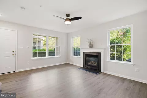 Living - 43414 Edgecliff Ter, Ashburn, VA 20147 photo 1 of 3