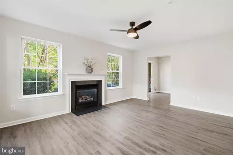 Living - 43414 Edgecliff Ter, Ashburn, VA 20147 photo 3 of 3