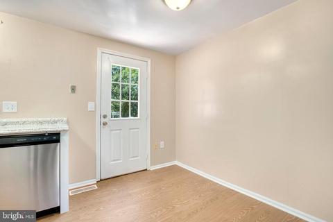 55 Benton Ct, Sterling, VA 20165 photo 8