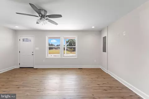 Living - 33 Landsend W, Lancaster, VA 22503 photo 5 of 6