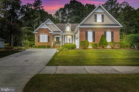 85 Pleasants Ln, Kilmarnock, VA 22482