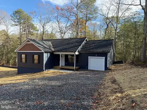 161 Walnut St, Kilmarnock, VA 22482