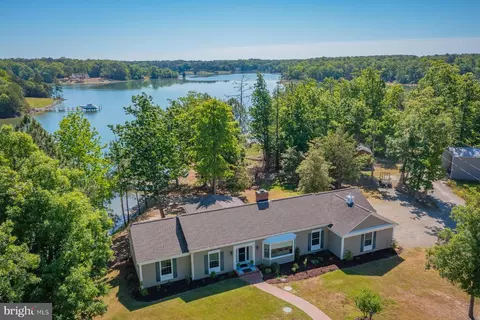 127 Tilden Ln, Weems, VA 22576
