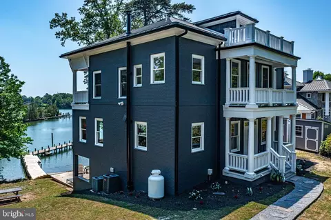 253 Golf Course Dr, Weems, VA 22576