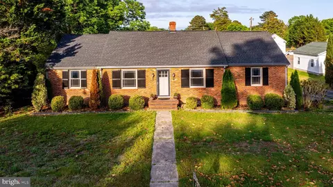 17 2nd Ave, Kilmarnock, VA 22482