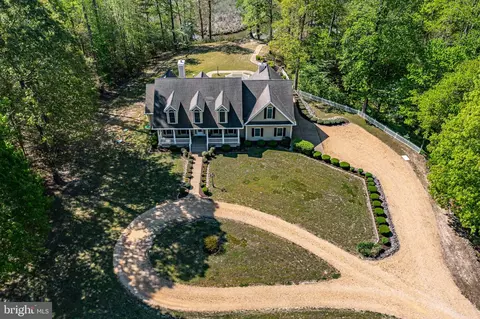 51 Grand Villa Dr, Weems, VA 22576