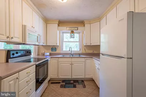 Kitchen - 17 Wesley Ter, Weems, VA 22576 photo 2 of 2