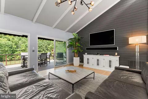 Living - 30 Golf Ln, Weems, VA 22576 photo 1 of 4