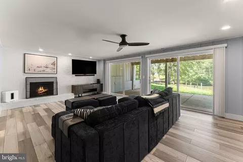 Living - 30 Golf Ln, Weems, VA 22576 photo 4 of 4