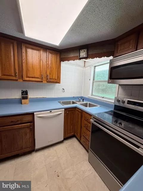 Kitchen - 16 Apache Trl, Kilmarnock, VA 22482 photo 4 of 8