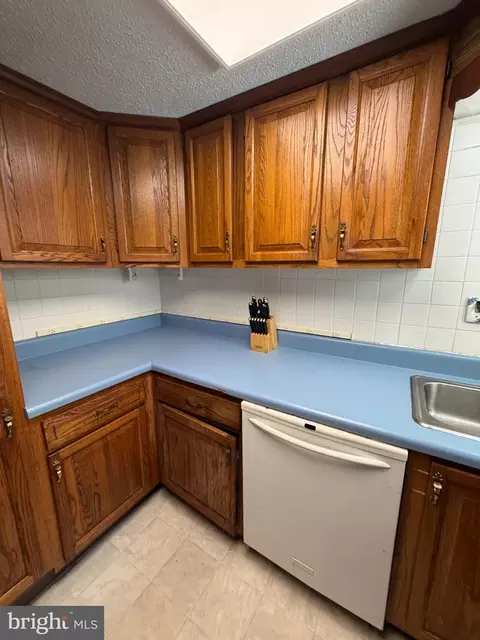 Kitchen - 16 Apache Trl, Kilmarnock, VA 22482 photo 6 of 8