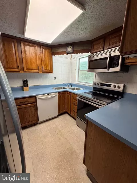 Kitchen - 16 Apache Trl, Kilmarnock, VA 22482 photo 1 of 8