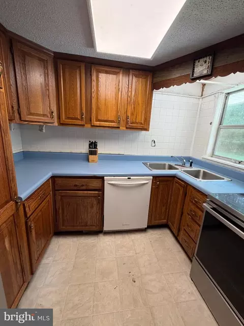 Kitchen - 16 Apache Trl, Kilmarnock, VA 22482 photo 5 of 8